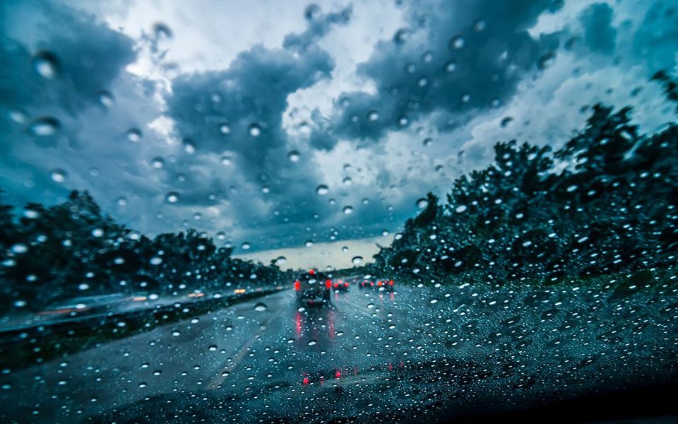 How to drive a rental car in snowy and rainy weather