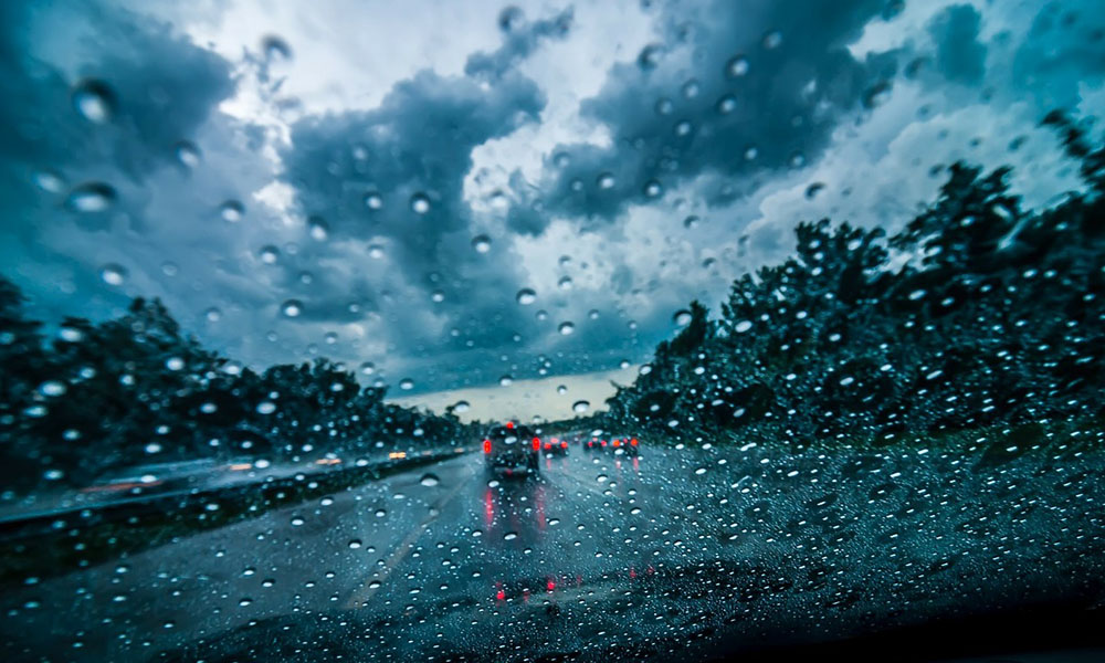 How to drive a rental car in snowy and rainy weather